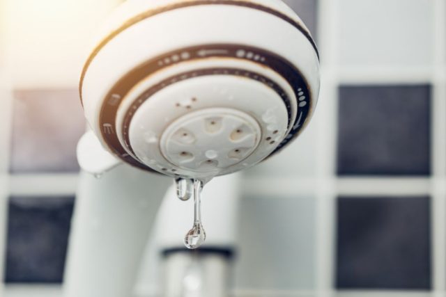 お風呂のシャワーから水漏れする原因と対処方法を解説